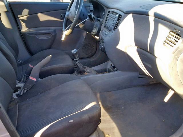 KNADE123566063937 - 2006 KIA RIO SILVER photo 5