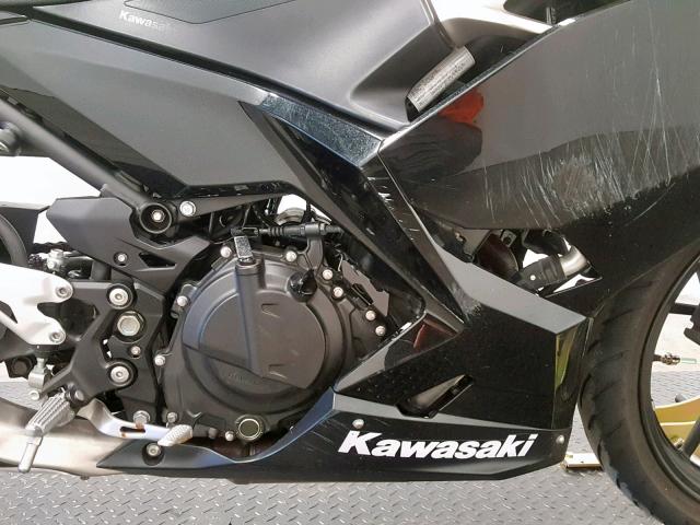 JKAEXKG10JDA02933 - 2018 KAWASAKI EX400 BLACK photo 5