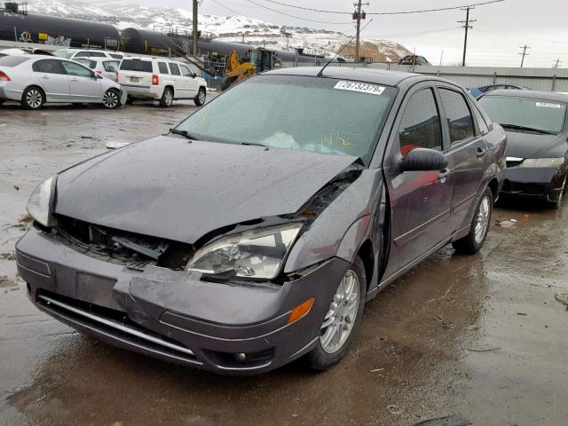 1FAHP34N27W361006 - 2007 FORD FOCUS ZX4 GRAY photo 2