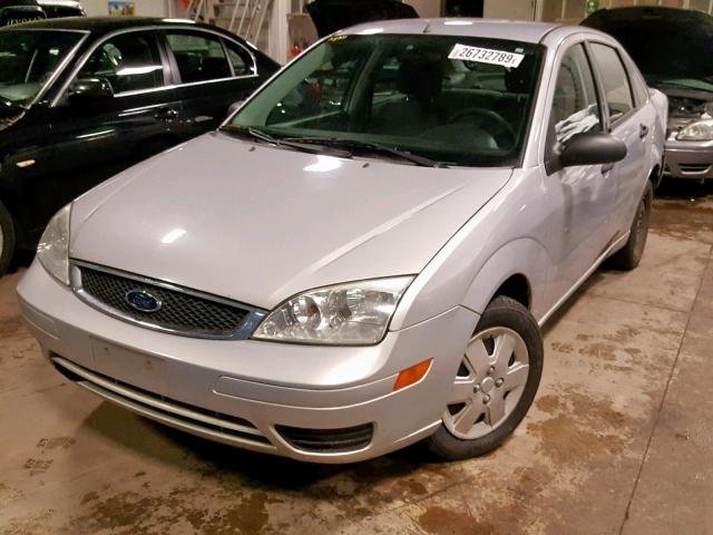 1FAFP34N57W323793 - 2007 FORD FOCUS ZX4 SILVER photo 2