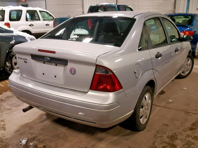 1FAFP34N57W323793 - 2007 FORD FOCUS ZX4 SILVER photo 4