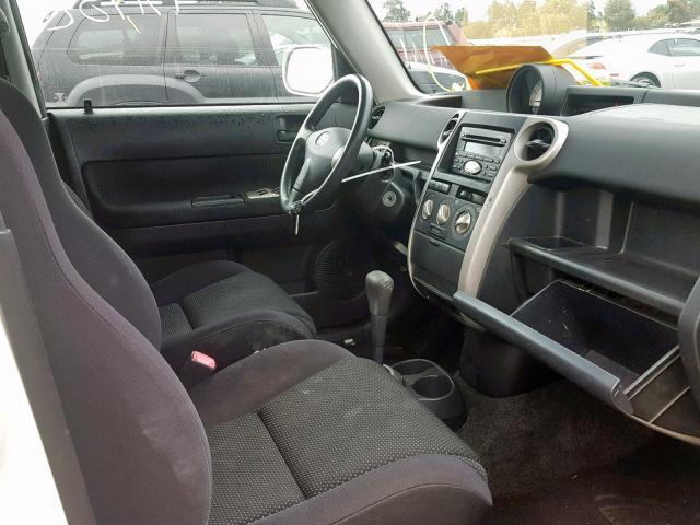 JTLKT324854020132 - 2005 TOYOTA SCION XB WHITE photo 5