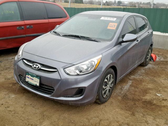 KMHCT5AE0HU321175 - 2017 HYUNDAI ACCENT SE GRAY photo 2