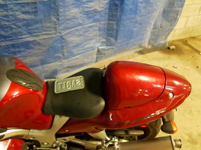 JS1GW71A6Y2100322 - 2000 SUZUKI GSX1300 R RED photo 6