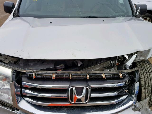 5FNYF3H23CB019270 - 2012 HONDA PILOT LX SILVER photo 7