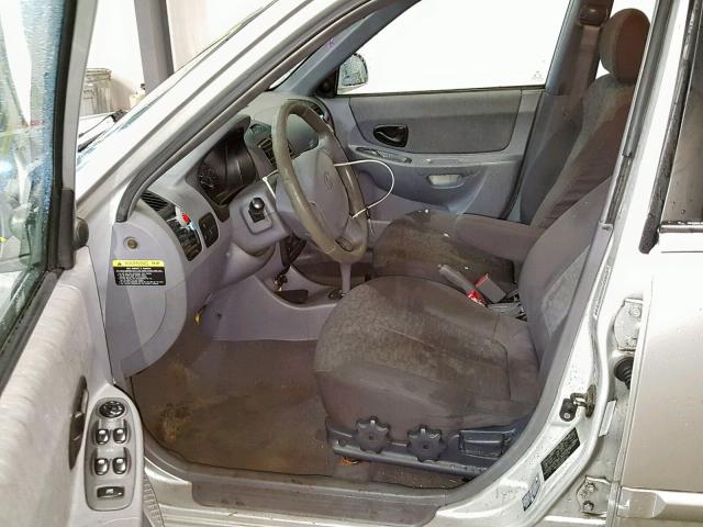 KMHCG45C85U627706 - 2005 HYUNDAI ACCENT GL SILVER photo 5