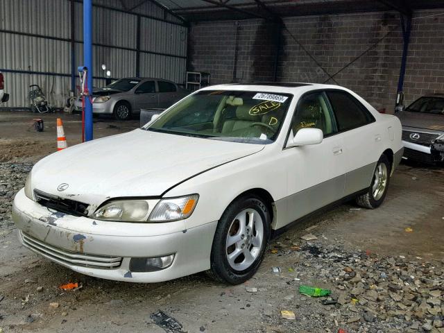 JT8BF28G1Y0243704 - 2000 LEXUS ES 300 WHITE photo 2