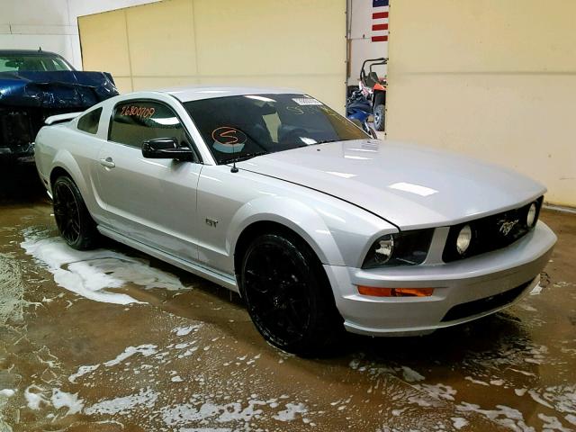 1ZVFT82H555227162 - 2005 FORD MUSTANG GT SILVER photo 1