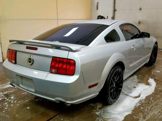 1ZVFT82H555227162 - 2005 FORD MUSTANG GT SILVER photo 4