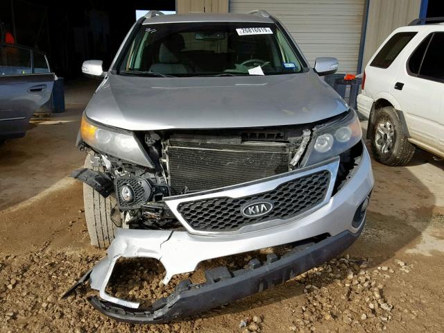 5XYKT4A23BG102090 - 2011 KIA SORENTO BA SILVER photo 9