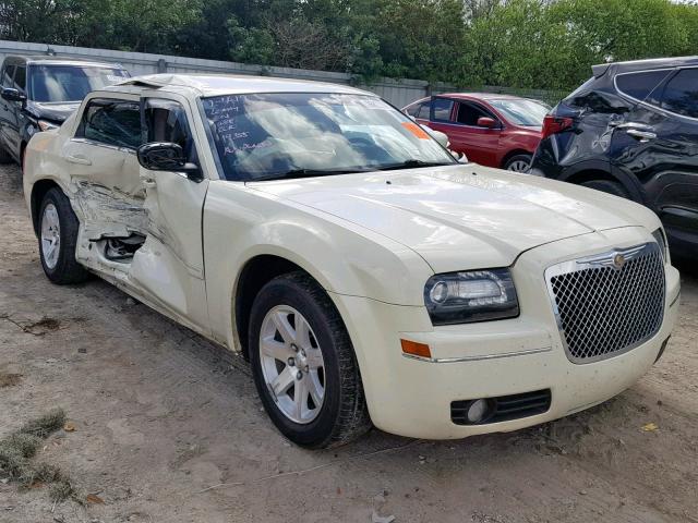 2C3KA53G76H463581 - 2006 CHRYSLER 300 TOURIN WHITE photo 1