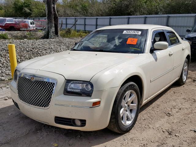 2C3KA53G76H463581 - 2006 CHRYSLER 300 TOURIN WHITE photo 2