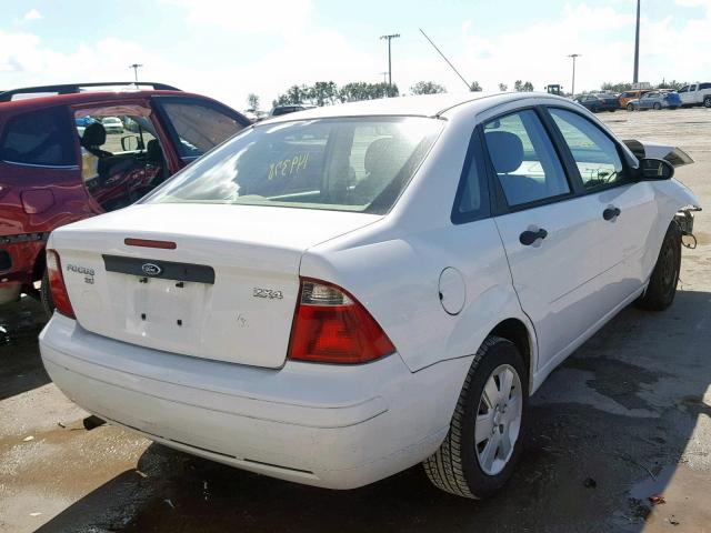 1FAFP34N76W136280 - 2006 FORD FOCUS ZX4 WHITE photo 4