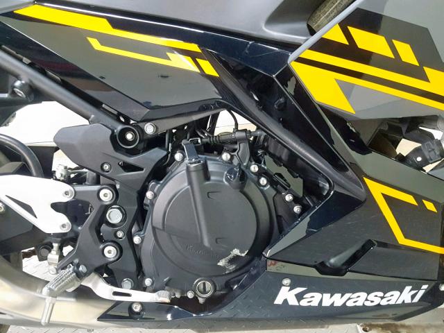 JKAEXKG14JDA02160 - 2018 KAWASAKI EX400 GRAY photo 11