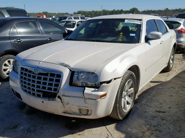 2C3KA53G37H748182 - 2007 CHRYSLER 300 TOURIN WHITE photo 2