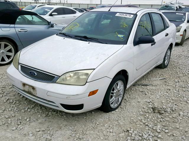 1FAFP34N15W228788 - 2005 FORD FOCUS ZX4 WHITE photo 2