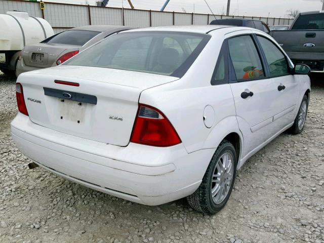 1FAFP34N15W228788 - 2005 FORD FOCUS ZX4 WHITE photo 4