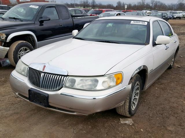 1LNHM82W01Y723904 - 2001 LINCOLN TOWN CAR S WHITE photo 2