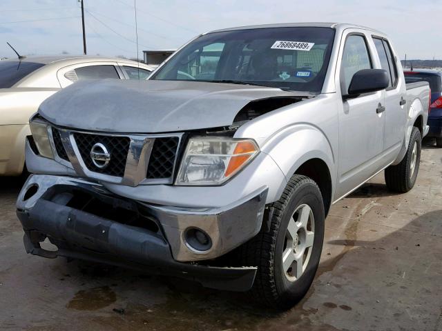 1N6AD07U25C405507 - 2005 NISSAN FRONTIER C SILVER photo 2