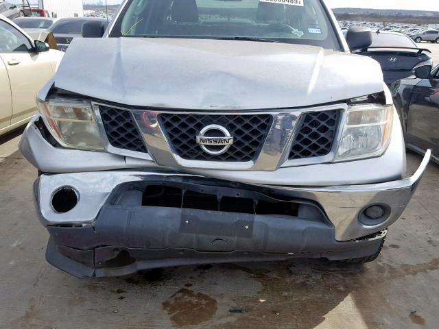 1N6AD07U25C405507 - 2005 NISSAN FRONTIER C SILVER photo 9