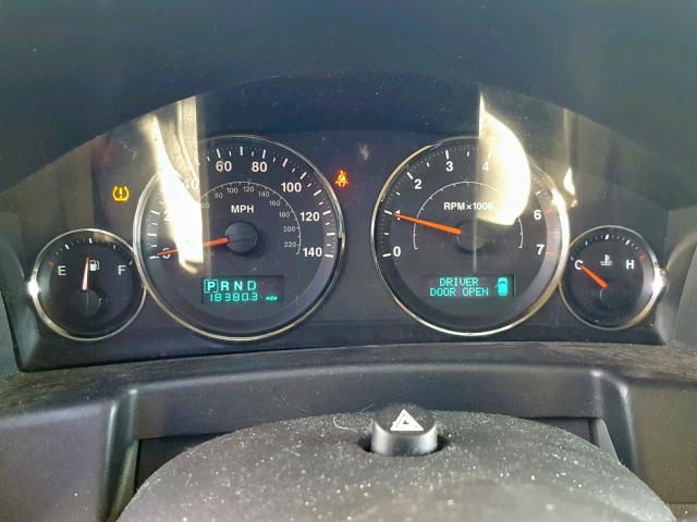 1J8HG48K36C141706 - 2006 JEEP COMMANDER RED photo 8