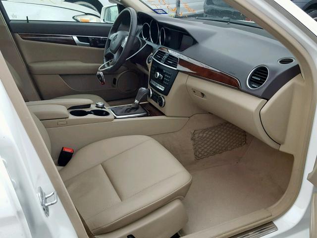 WDDGF4HB5DA845376 - 2013 MERCEDES-BENZ C 250 WHITE photo 5