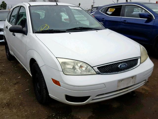 3FAFP37N75R136017 - 2005 FORD FOCUS ZX5 WHITE photo 1