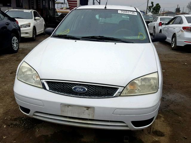 3FAFP37N75R136017 - 2005 FORD FOCUS ZX5 WHITE photo 10