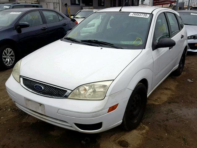 3FAFP37N75R136017 - 2005 FORD FOCUS ZX5 WHITE photo 2