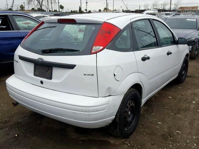 3FAFP37N75R136017 - 2005 FORD FOCUS ZX5 WHITE photo 4