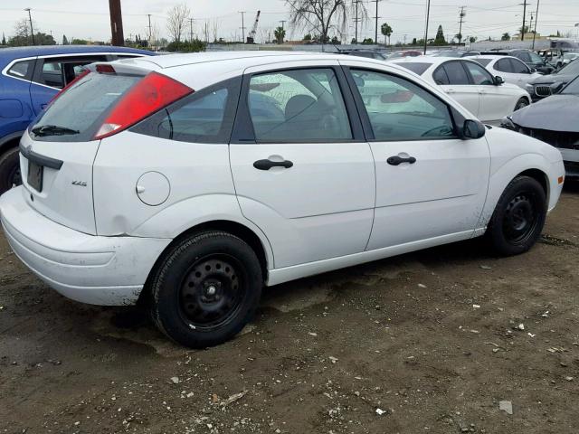 3FAFP37N75R136017 - 2005 FORD FOCUS ZX5 WHITE photo 9