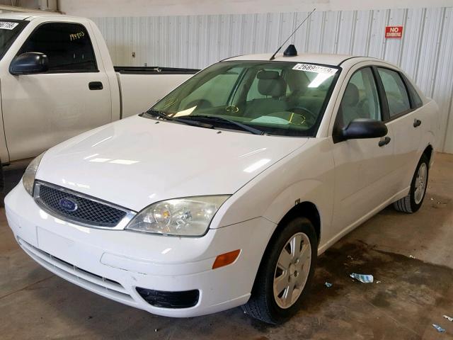 1FAHP34N27W323193 - 2007 FORD FOCUS ZX4 WHITE photo 2