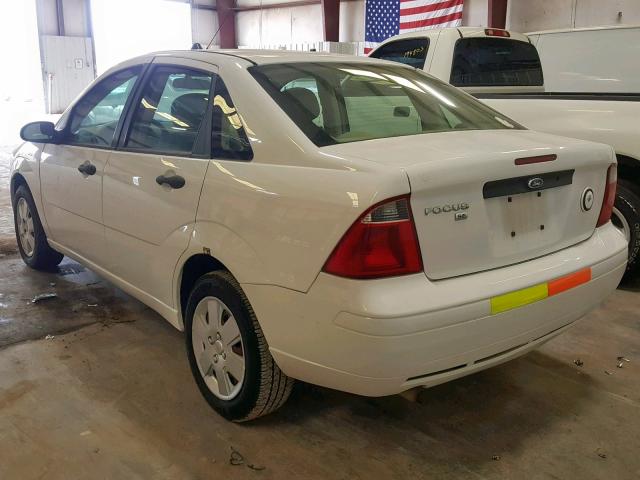 1FAHP34N27W323193 - 2007 FORD FOCUS ZX4 WHITE photo 3