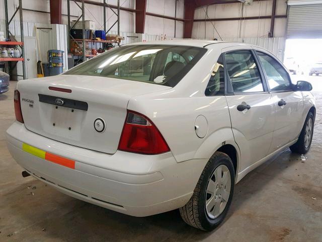 1FAHP34N27W323193 - 2007 FORD FOCUS ZX4 WHITE photo 4