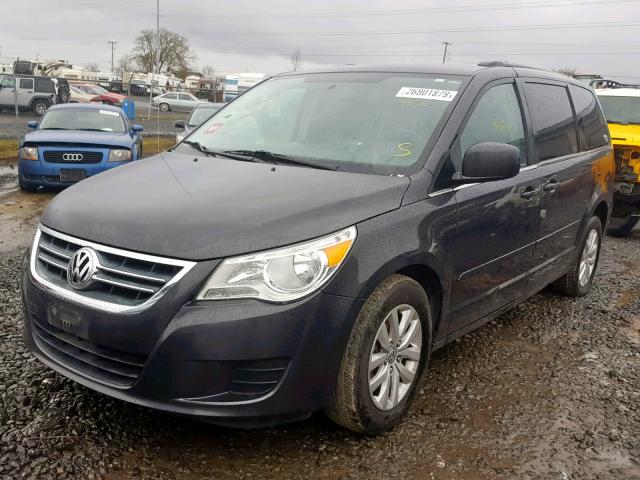 2C4RVABG9CR391152 - 2012 VOLKSWAGEN ROUTAN SE GRAY photo 2