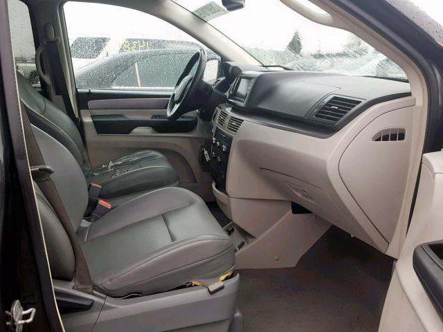 2C4RVABG9CR391152 - 2012 VOLKSWAGEN ROUTAN SE GRAY photo 5