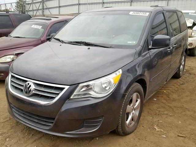 2V4RW3DG9BR804990 - 2011 VOLKSWAGEN ROUTAN SE CHARCOAL photo 2