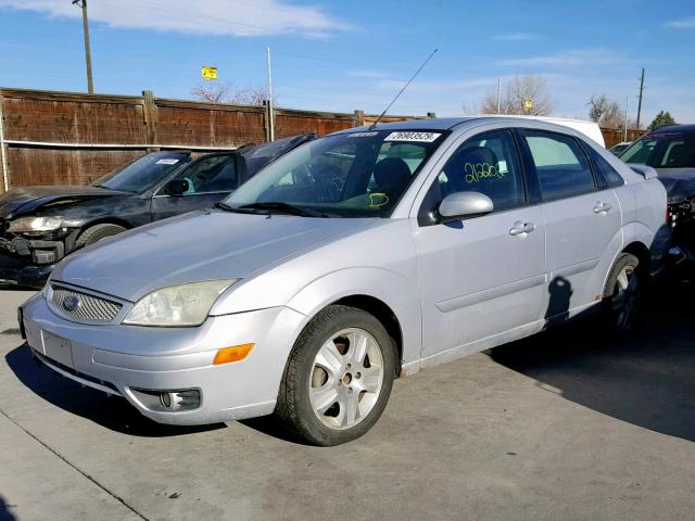 1FAFP38Z96W109353 - 2006 FORD FOCUS ZX4 SILVER photo 2