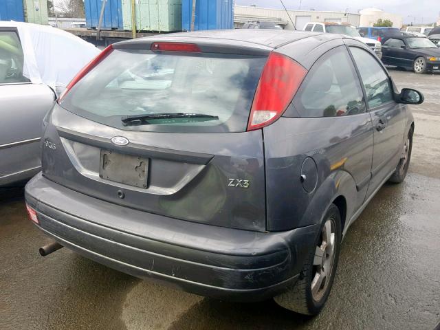 3FAFP31Z83R175112 - 2003 FORD FOCUS ZX3 GRAY photo 4