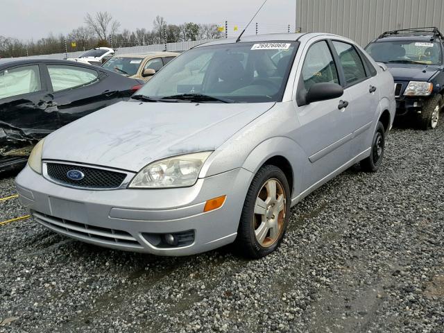 1FAFP34N76W171823 - 2006 FORD FOCUS ZX4 SILVER photo 2