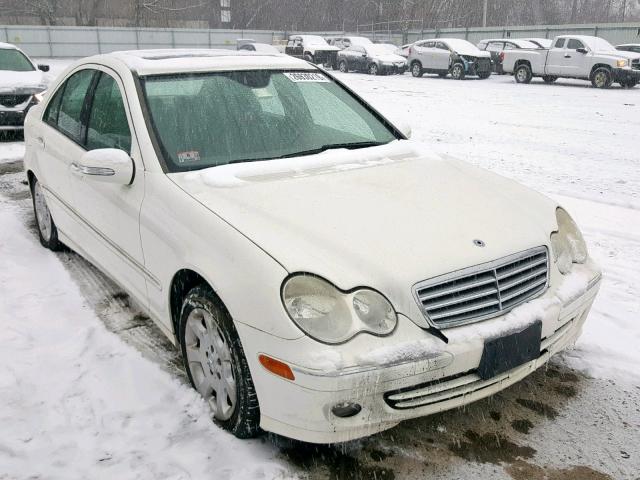 WDBRF81J35F685402 - 2005 MERCEDES-BENZ C 240 4MAT WHITE photo 1