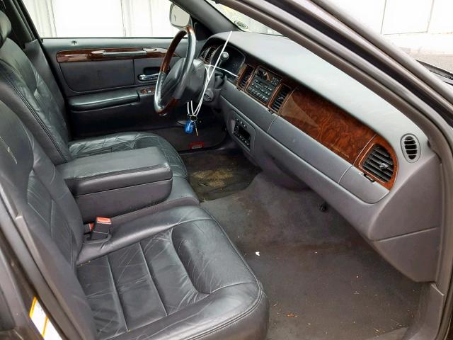 1LNHM82W51Y629677 - 2001 LINCOLN TOWN CAR S GRAY photo 5