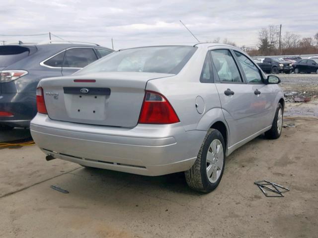 1FAHP34N07W290761 - 2007 FORD FOCUS ZX4 SILVER photo 4