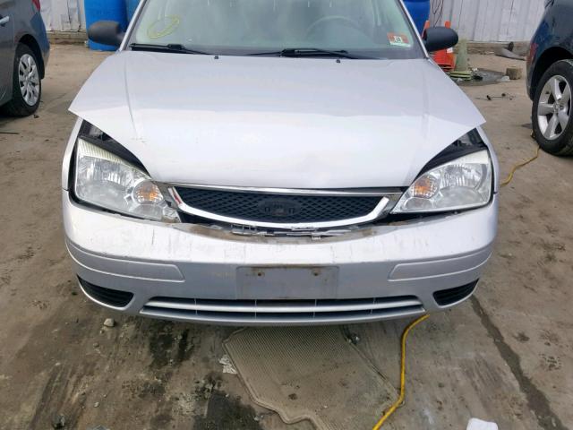 1FAHP34N07W290761 - 2007 FORD FOCUS ZX4 SILVER photo 9