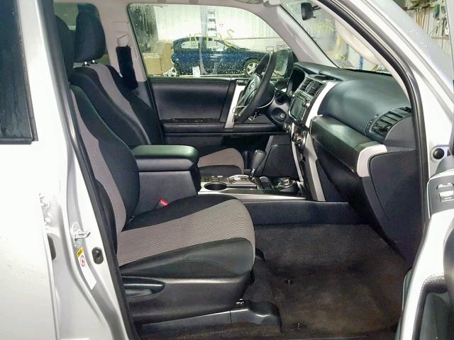 JTEBU5JRXH5430166 - 2017 TOYOTA 4RUNNER SR SILVER photo 5