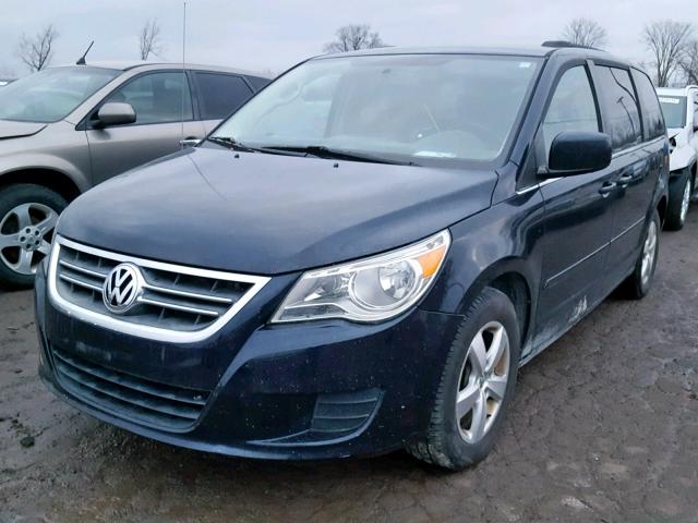 2V4RW3DG6BR636497 - 2011 VOLKSWAGEN ROUTAN SE BLACK photo 2