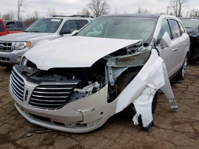 2LMHJ5ATXJBL00750 - 2018 LINCOLN MKT WHITE photo 2