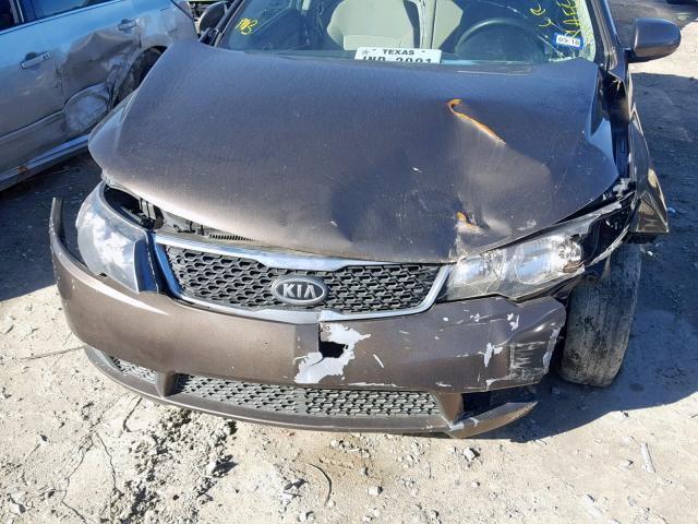 KNAFU4A21D5683550 - 2013 KIA FORTE EX BROWN photo 9