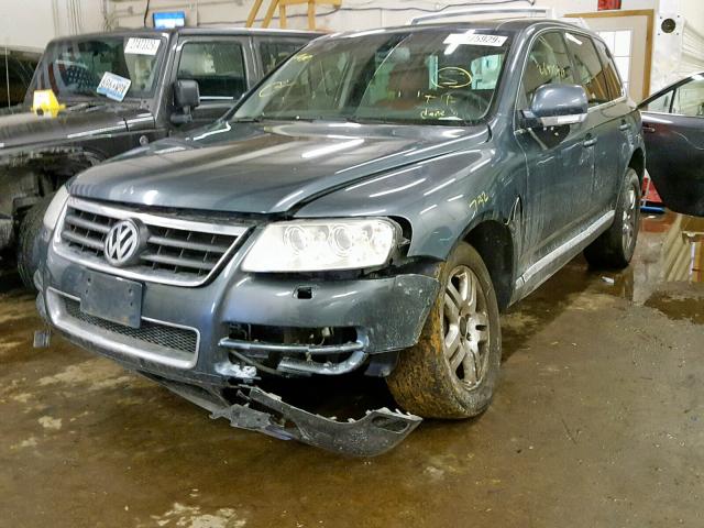 WVGMM77L45D004787 - 2005 VOLKSWAGEN TOUAREG 4. GRAY photo 2