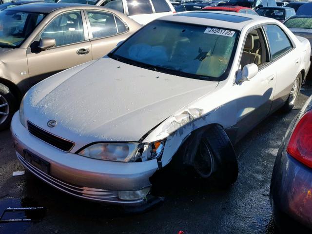 JT8BF28G6W5045619 - 1998 LEXUS ES 300 WHITE photo 2